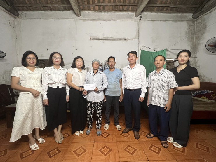 Lãnh đạo Mặt trận Tổ quốc Việt Nam xã Nội Bài tặng quà 08 hội viên tiêu biểu và có hoàn cảnh khó khăn- Ảnh 2.