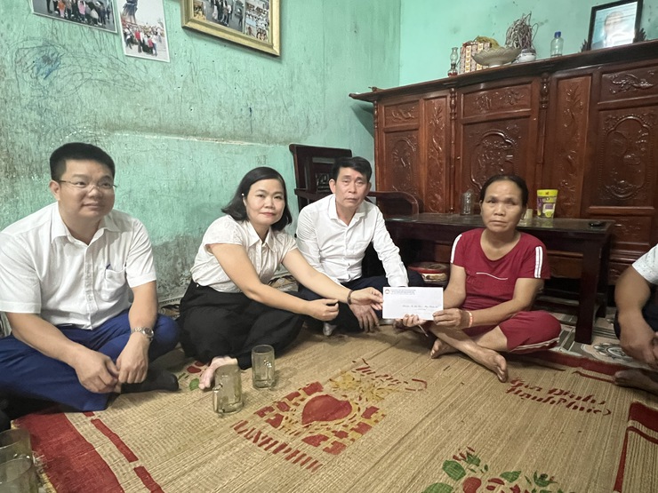 Lãnh đạo Mặt trận Tổ quốc Việt Nam xã Nội Bài tặng quà 08 hội viên tiêu biểu và có hoàn cảnh khó khăn- Ảnh 5.