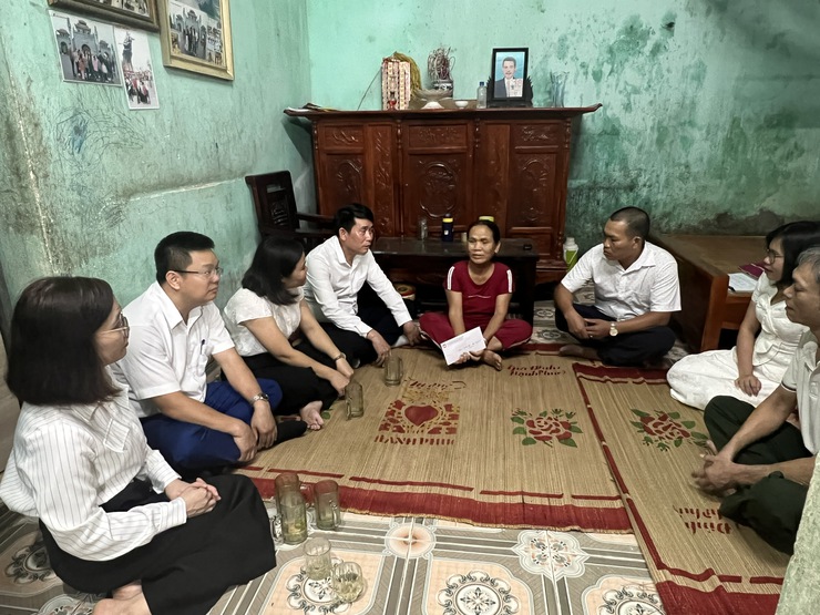 Lãnh đạo Mặt trận Tổ quốc Việt Nam xã Nội Bài tặng quà 08 hội viên tiêu biểu và có hoàn cảnh khó khăn- Ảnh 6.