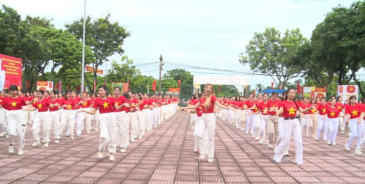Phúc Lộc: Sôi động chương trình đồng diễn dân vũ kỷ niệm 80 năm Quốc khánh nước Cộng hoà xã hội chủ nghĩa Việt Nam (2/9/1945 - 2/9/2025)- Ảnh 8.