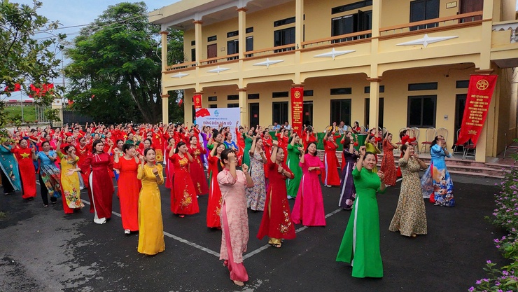 Phụ nữ Hoà Xá đồng diễn dân vũ mừng Quốc khánh 2/9- Ảnh 7.