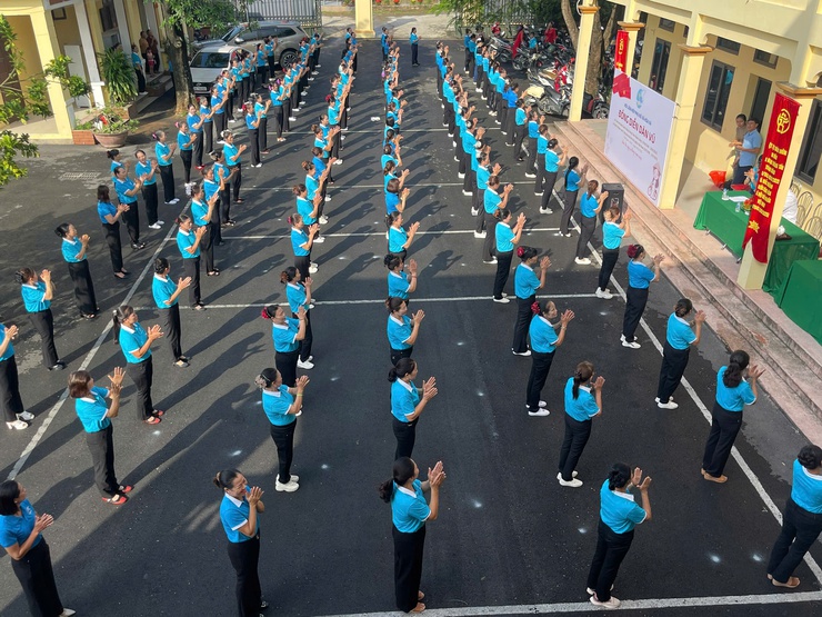 Phụ nữ Hoà Xá đồng diễn dân vũ mừng Quốc khánh 2/9- Ảnh 4.