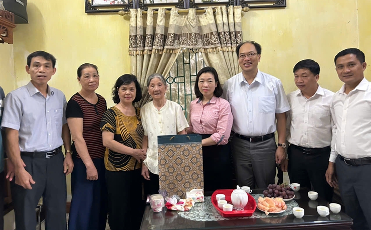 Phường Long Biên thăm, tặng quà người có công nhân dịp kỷ niệm 80 năm Quốc khánh nước Cộng hòa xã hội chủ nghĩa Việt Nam (02/9/1945-02/9/2025)- Ảnh 2.