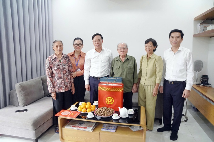 Phường Long Biên thăm, tặng quà người có công nhân dịp kỷ niệm 80 năm Quốc khánh nước Cộng hòa xã hội chủ nghĩa Việt Nam (02/9/1945-02/9/2025)- Ảnh 1.