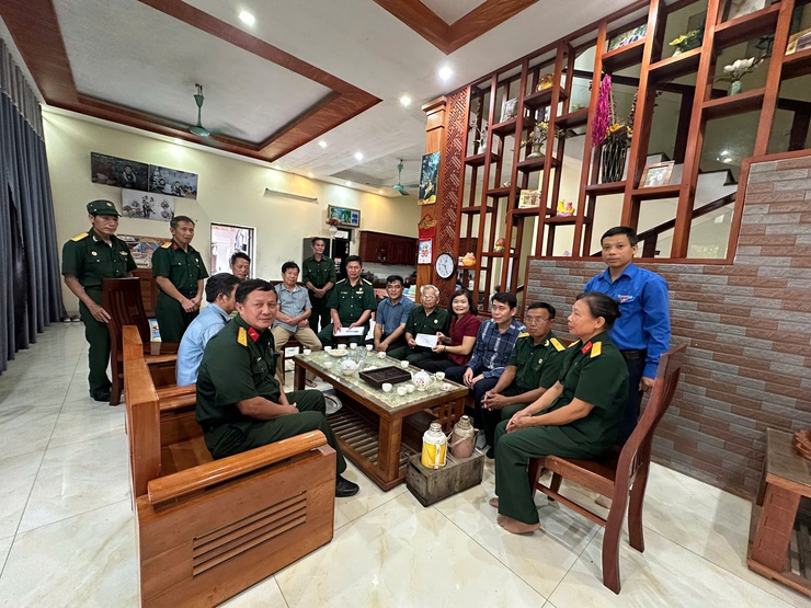 Lãnh đạo Mặt trận Tổ quốc Việt Nam xã Nội Bài tặng quà 08 hội viên tiêu biểu và có hoàn cảnh khó khăn- Ảnh 9.
