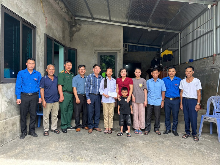 Lãnh đạo Mặt trận Tổ quốc Việt Nam xã Nội Bài tặng quà 08 hội viên tiêu biểu và có hoàn cảnh khó khăn- Ảnh 14.