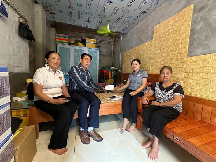 Lãnh đạo Mặt trận Tổ quốc Việt Nam xã Nội Bài tặng quà 08 hội viên tiêu biểu và có hoàn cảnh khó khăn- Ảnh 12.