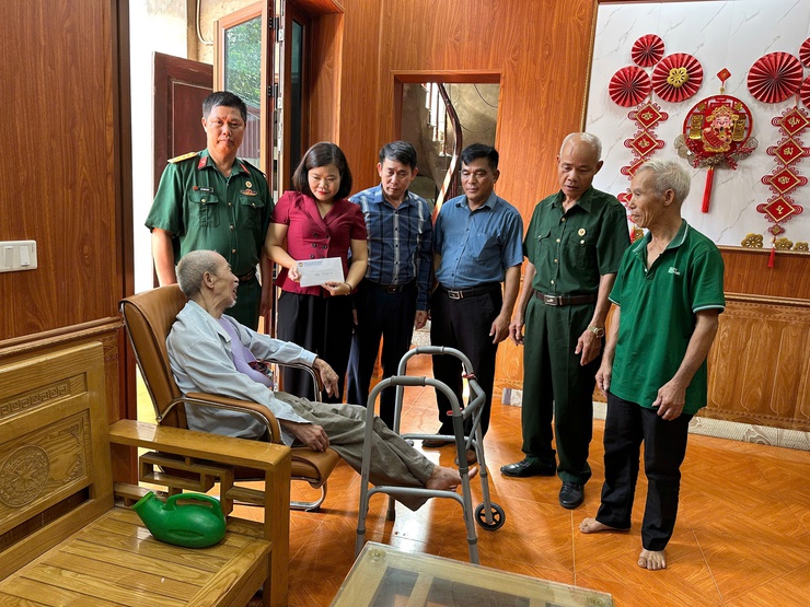 Lãnh đạo Mặt trận Tổ quốc Việt Nam xã Nội Bài tặng quà 08 hội viên tiêu biểu và có hoàn cảnh khó khăn- Ảnh 7.