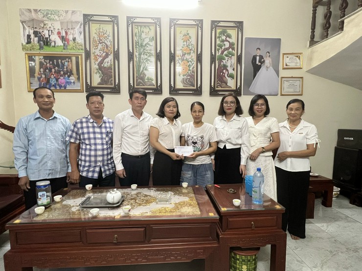 Lãnh đạo Mặt trận Tổ quốc Việt Nam xã Nội Bài tặng quà 08 hội viên tiêu biểu và có hoàn cảnh khó khăn- Ảnh 3.