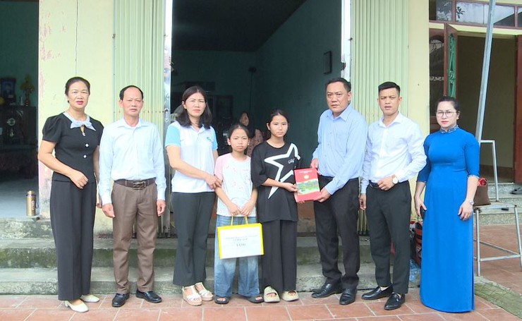 UỶ BAN MTTQ VIỆT NAM XÃ PHÚC LỘC TỔ CHỨC THĂM, TẶNG QUÀ GIA ĐÌNH CÓ HOÀN CẢNH ĐẶC BIỆT KHÓ KHĂN NHÂN DỊP QUỐC KHÁNH 2/9- Ảnh 4.
