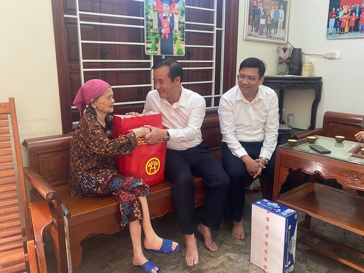 Xã Suối Hai thăm, tặng quà người có công với cách mạng tiêu biểu nhân dịp kỷ niệm 80 năm Quốc khánh nước Cộng hoà XHCN Việt Nam.- Ảnh 1.