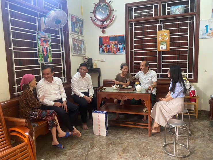 Xã Suối Hai thăm, tặng quà người có công với cách mạng tiêu biểu nhân dịp kỷ niệm 80 năm Quốc khánh nước Cộng hoà XHCN Việt Nam.- Ảnh 2.