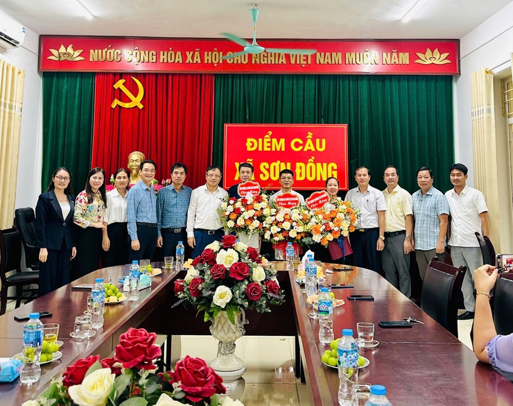 Các đồng chí lãnh đạo xã chúc mừng các cơ quan hành chính nhân ngày truyền thống của ngành- Ảnh 3.