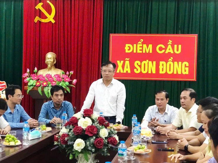 Các đồng chí lãnh đạo xã chúc mừng các cơ quan hành chính nhân ngày truyền thống của ngành- Ảnh 2.