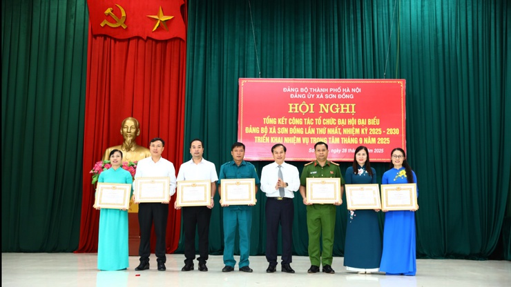 Sơn Đồng: 20 tập thể, 48 cá nhân được khen thưởng trong công tác tổ chức Đại hội Đại biểu Đảng bộ xã lần thứ I, nhiệm kỳ 2025 -2030 và triển khai nhiệm vụ trọng tâm tháng 9- Ảnh 10. Sơn Đồng: 20 tập thể, 48 cá nhân được khen thưởng trong công tác tổ chức Đại hội Đại biểu Đảng bộ xã lần thứ I, nhiệm kỳ 2025 -2030 và triển khai nhiệm vụ trọng tâm tháng 9- Ảnh 10.