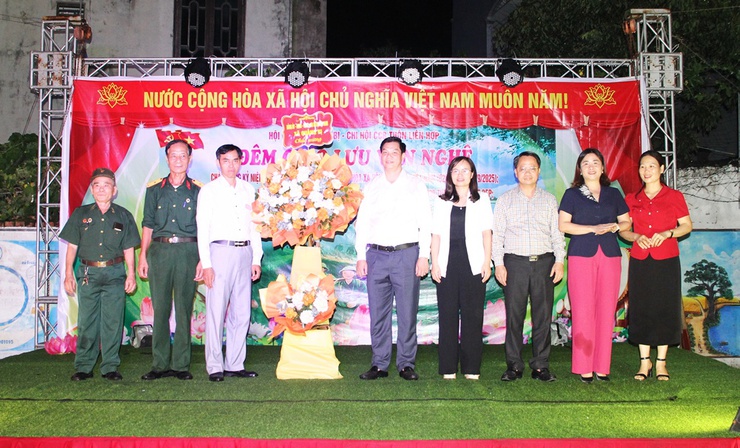 Chi hội Cựu chiến binh thôn Liên Hợp tổ chức Đên giao lưu văn nghệ quần chúng chào mừng kỷ niệm 80 năm Cách mạng tháng Tám và Quốc khánh 2/9.- Ảnh 1.