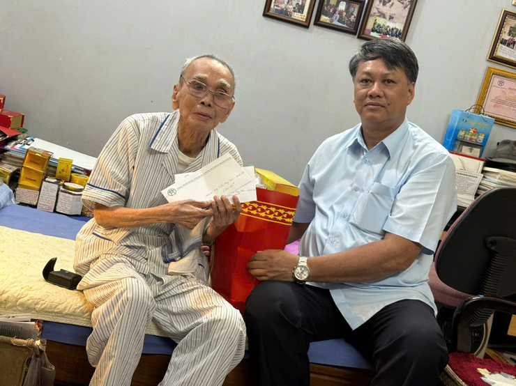 Lãnh đạo phường Phương Liệt thăm hỏi, tặng quà người có công với cách mạng, nhân dịp Quốc Khánh 2/9- Ảnh 1.