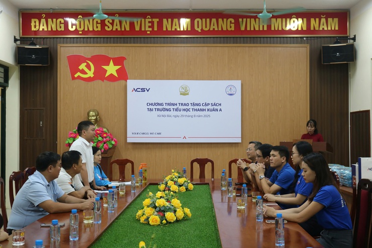Trao 330 suất quà cho học sinh lớp 1 trường Tiểu học Thanh Xuân A và trường Tiểu học Thanh Xuân B- Ảnh 1.