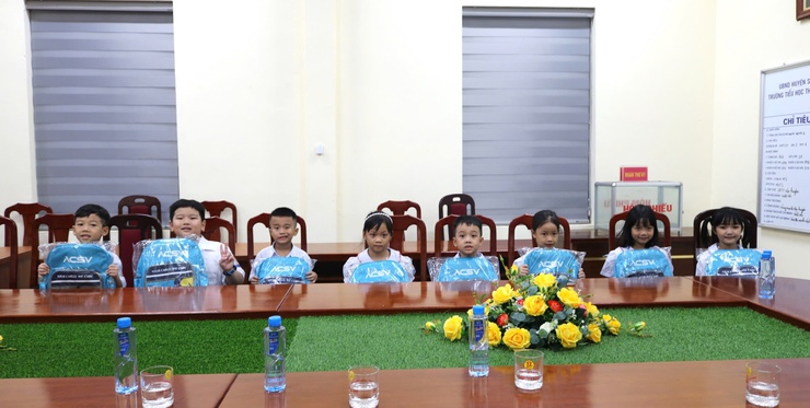 Trao 330 suất quà cho học sinh lớp 1 trường Tiểu học Thanh Xuân A và trường Tiểu học Thanh Xuân B- Ảnh 5.