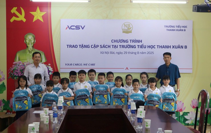 Trao 330 suất quà cho học sinh lớp 1 trường Tiểu học Thanh Xuân A và trường Tiểu học Thanh Xuân B- Ảnh 12.
