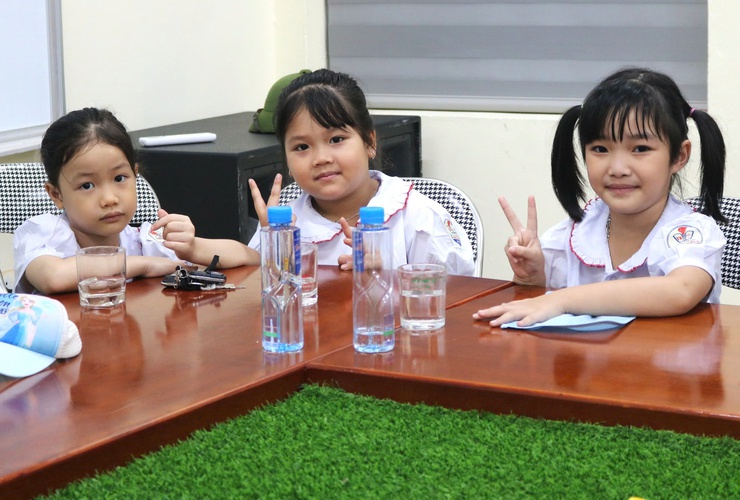 Trao 330 suất quà cho học sinh lớp 1 trường Tiểu học Thanh Xuân A và trường Tiểu học Thanh Xuân B- Ảnh 13.