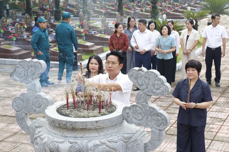Đảng ủy phường Hà Đông dâng hương, dâng hoa tưởng niệm các anh hùng liệt sỹ nhân dịp kỷ niệm 80 năm Quốc khánh 2/9- Ảnh 2.