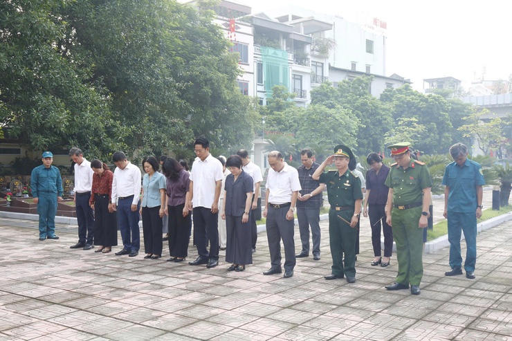 Đảng ủy phường Hà Đông dâng hương, dâng hoa tưởng niệm các anh hùng liệt sỹ nhân dịp kỷ niệm 80 năm Quốc khánh 2/9- Ảnh 1.