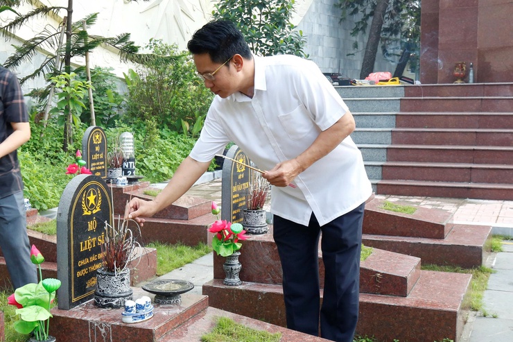 Đảng ủy phường Hà Đông dâng hương, dâng hoa tưởng niệm các anh hùng liệt sỹ nhân dịp kỷ niệm 80 năm Quốc khánh 2/9- Ảnh 3.