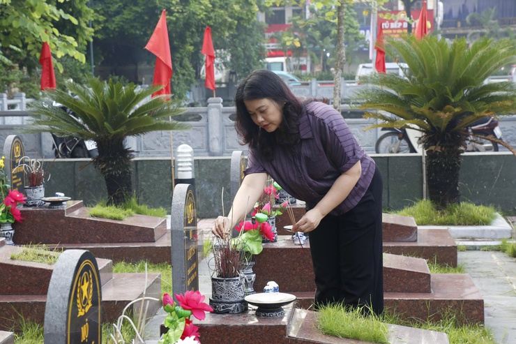 Đảng ủy phường Hà Đông dâng hương, dâng hoa tưởng niệm các anh hùng liệt sỹ nhân dịp kỷ niệm 80 năm Quốc khánh 2/9- Ảnh 4.