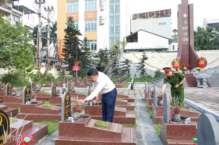 Đảng ủy phường Hà Đông dâng hương, dâng hoa tưởng niệm các anh hùng liệt sỹ nhân dịp kỷ niệm 80 năm Quốc khánh 2/9- Ảnh 8.