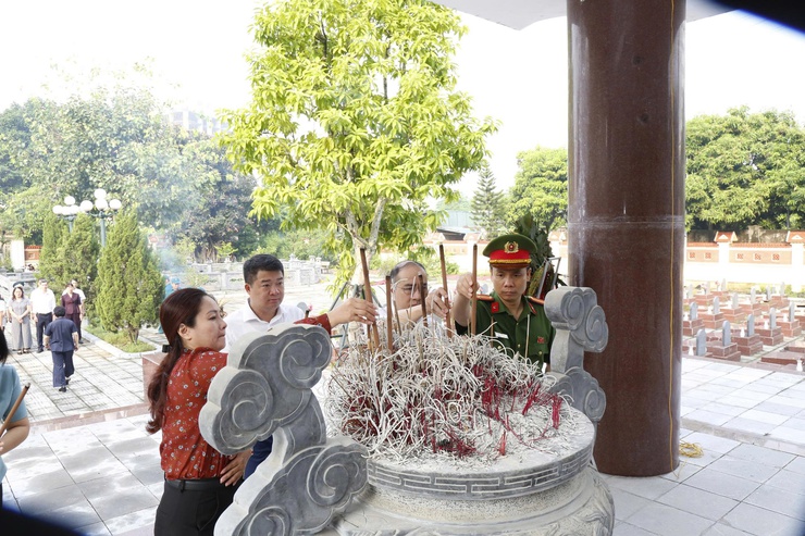 Đảng ủy phường Hà Đông dâng hương, dâng hoa tưởng niệm các anh hùng liệt sỹ nhân dịp kỷ niệm 80 năm Quốc khánh 2/9- Ảnh 6.