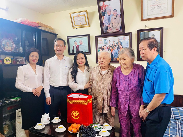 Phường Kim Liên thăm, tặng quà Người có công với cách mạng nhân kỷ niệm 80 năm Cách mạng Tháng Tám và Quốc khánh 2/9- Ảnh 2.