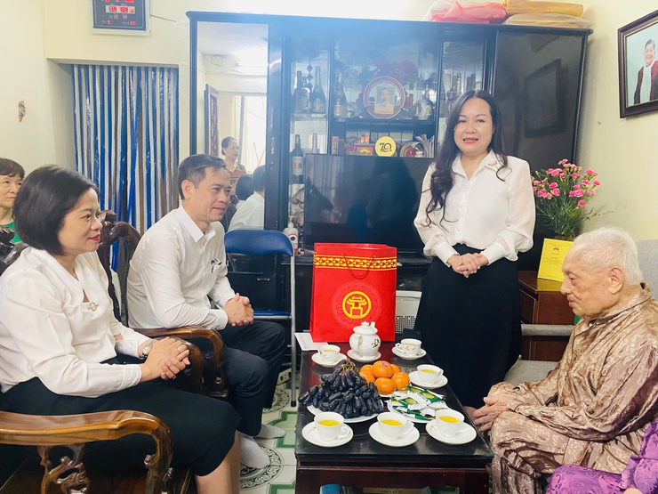 Phường Kim Liên thăm, tặng quà Người có công với cách mạng nhân kỷ niệm 80 năm Cách mạng Tháng Tám và Quốc khánh 2/9- Ảnh 1.