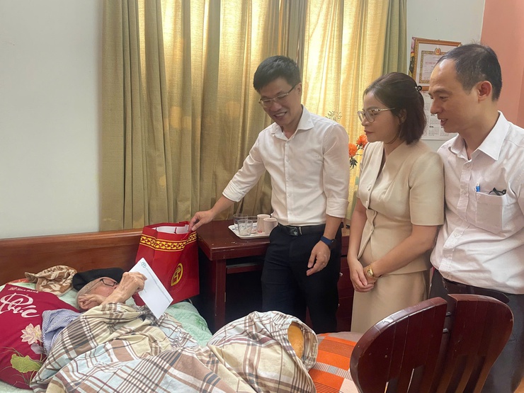 Phường Kim Liên thăm, tặng quà Người có công với cách mạng nhân kỷ niệm 80 năm Cách mạng Tháng Tám và Quốc khánh 2/9- Ảnh 3.