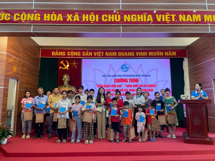 HỘI LHPN PHƯỜNG PHÚ THƯỢNG THỰC HIỆN CHƯƠNG TRÌNH “ĐỒNG HÀNH CÙNG CON”  “NÂNG BƯỚC EM TỚI TRƯỜNG”
- Ảnh 3.