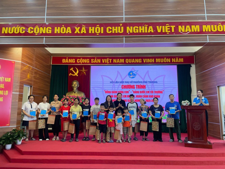 HỘI LHPN PHƯỜNG PHÚ THƯỢNG THỰC HIỆN CHƯƠNG TRÌNH “ĐỒNG HÀNH CÙNG CON”  “NÂNG BƯỚC EM TỚI TRƯỜNG”
- Ảnh 2.
