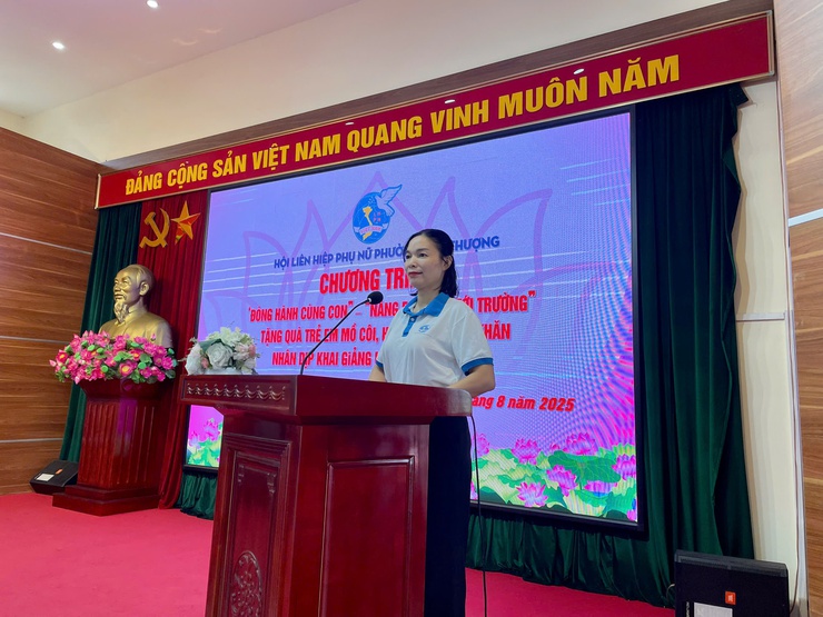 HỘI LHPN PHƯỜNG PHÚ THƯỢNG THỰC HIỆN CHƯƠNG TRÌNH “ĐỒNG HÀNH CÙNG CON”  “NÂNG BƯỚC EM TỚI TRƯỜNG”
- Ảnh 1.