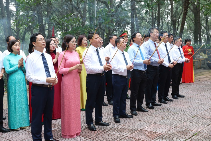 Lãnh đạo các xã Quang Minh, Tiến Thắng, Mê Linh, Yên Lãng dâng hương tưởng niệm Chủ tịch Hồ Chí Minh- Ảnh 1.