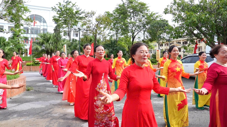 Xã Thanh Oai: Hơn 200 cán bộ, hội viên phụ nữ tham gia đồng diễn dân vũ chào mừng Quốc khánh 2/9- Ảnh 1.