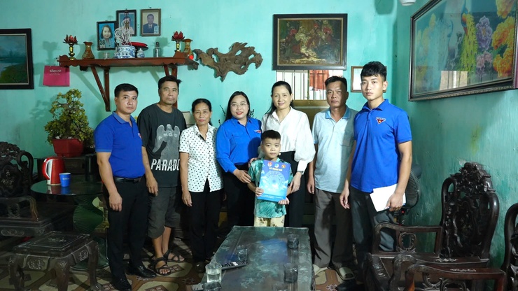 Thành Phố tặng quà hội viên, đoàn viên hoàn cảnh đặc biệt khó khăn tại xã Thanh Oai- Ảnh 1.