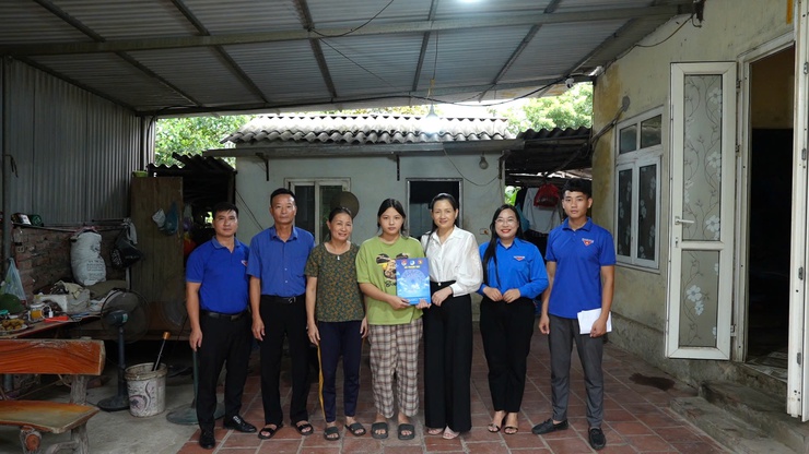 Thành Phố tặng quà hội viên, đoàn viên hoàn cảnh đặc biệt khó khăn tại xã Thanh Oai- Ảnh 2.