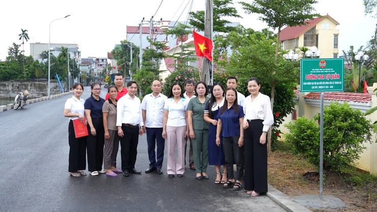 Hội Nông dân xã Thanh Oai: Gắn biển 3 đoạn đường cây, hoa tự quản- Ảnh 1.