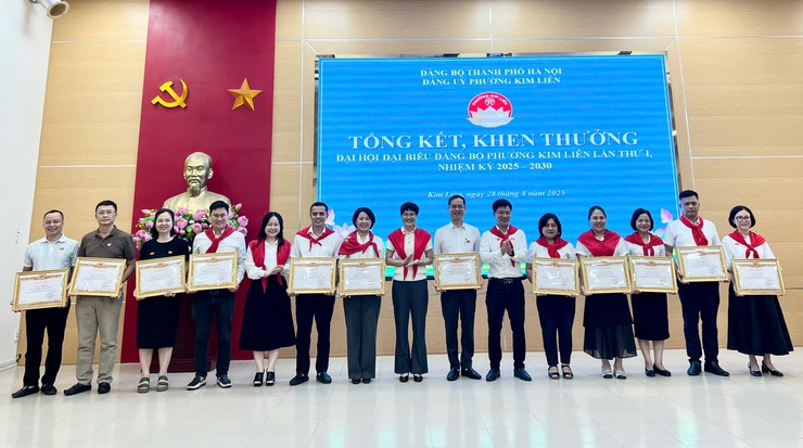 Phường Kim Liên: Gặp mặt kỷ niệm các ngày truyền thống ngành, chào mừng Quốc khánh 2/9 và thành công Đại hội Đảng bộ lần thứ I- Ảnh 1.