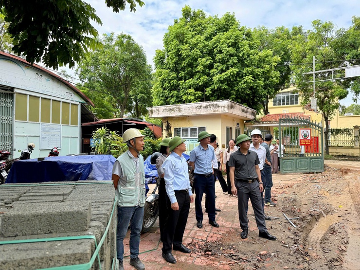 Lãnh đạo UBND xã kiểm tra cơ sở vật chất các trường học phục vụ năm học mới và công tác khắc phục hậu quả sau bão số 5 trên địa bàn- Ảnh 4.