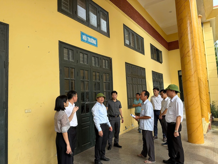 Lãnh đạo UBND xã kiểm tra cơ sở vật chất các trường học phục vụ năm học mới và công tác khắc phục hậu quả sau bão số 5 trên địa bàn- Ảnh 2.