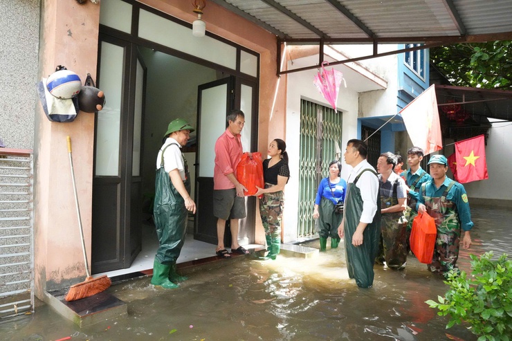 LÃNH ĐẠO PHƯỜNG SƠN TÂY THĂM, TẶNG QUÀ 27 HỘ GIA ĐÌNH CÓ HOÀN CẢNH KHÓ KHĂN BỊ ẢNH HƯỞNG BÃO SỐ 5- Ảnh 4.