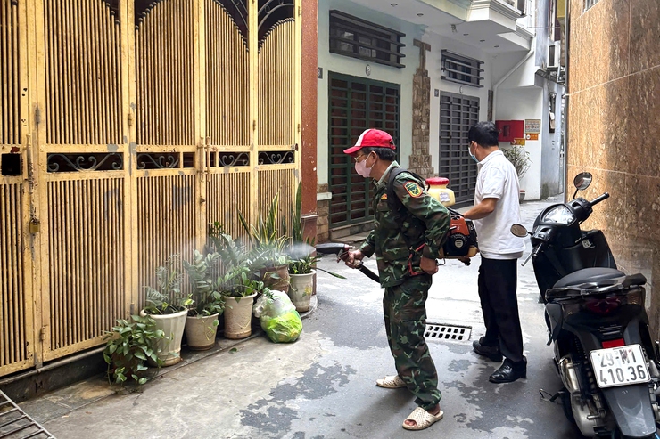 Phường Thanh Xuân tiếp tục ra quân tổng vệ sinh môi trường, diệt bọ gậy phòng chống sốt xuất huyết dịp kỷ niệm 80 năm Quốc khánh 2/9- Ảnh 12.