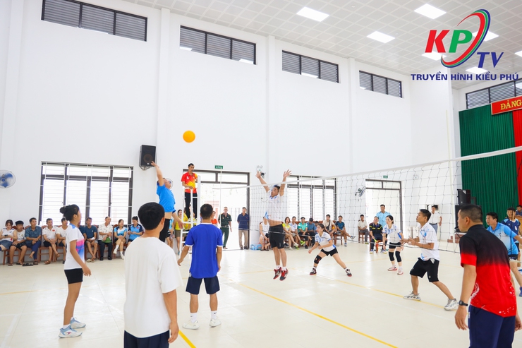 Xã Kiều Phú sôi nổi tham gia Giải bóng chuyền hơi nam, nữ. Chào mừng kỷ niệm 80 năm Cách mạng Tháng Tám thành công, Quốc khánh 2/9 và Thành công Đại hội đại biểu Đảng bộ xã lần thứ nhất.- Ảnh 3.