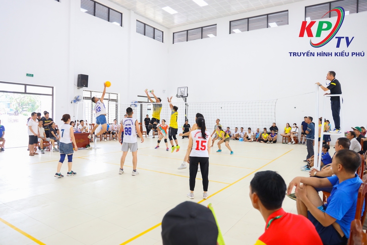 Xã Kiều Phú sôi nổi tham gia Giải bóng chuyền hơi nam, nữ. Chào mừng kỷ niệm 80 năm Cách mạng Tháng Tám thành công, Quốc khánh 2/9 và Thành công Đại hội đại biểu Đảng bộ xã lần thứ nhất.- Ảnh 4.