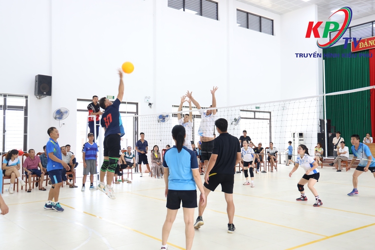 Xã Kiều Phú sôi nổi tham gia Giải bóng chuyền hơi nam, nữ. Chào mừng kỷ niệm 80 năm Cách mạng Tháng Tám thành công, Quốc khánh 2/9 và Thành công Đại hội đại biểu Đảng bộ xã lần thứ nhất.- Ảnh 7.